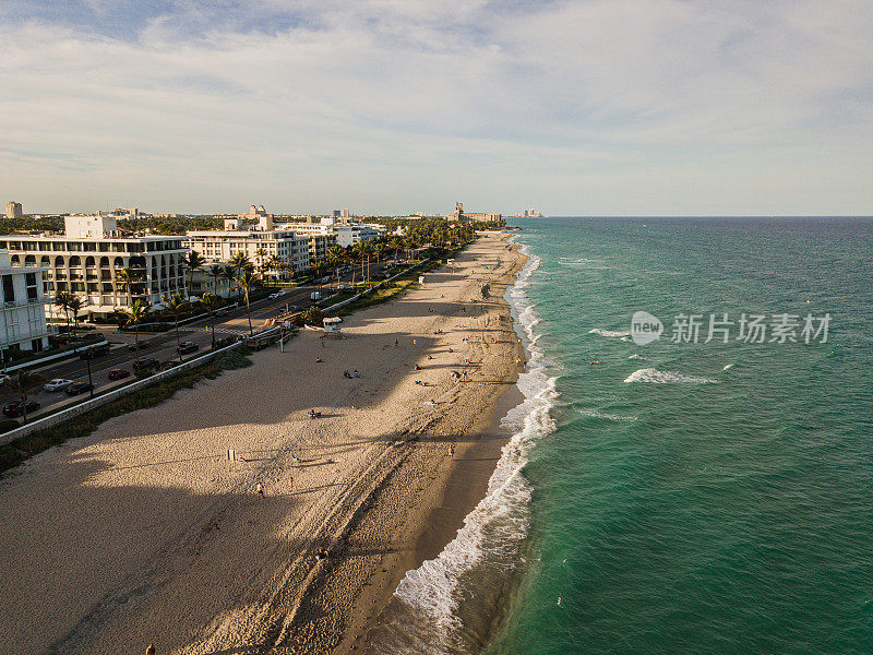 在2021年1月的一个工作日，蓝绿色的海浪横扫佛罗里达州的棕榈滩