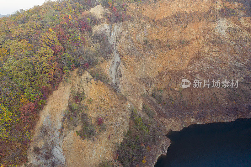 头顶五彩缤纷的混合秋林