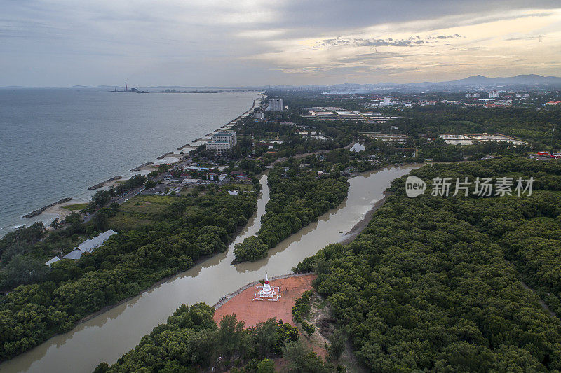 鸟瞰图(无人机拍摄)oe在泰国罗勇省河中央的白塔。