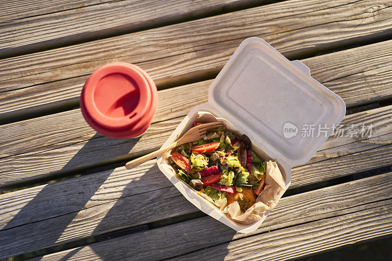 素食沙拉午餐，纸盒和可重复使用的咖啡杯