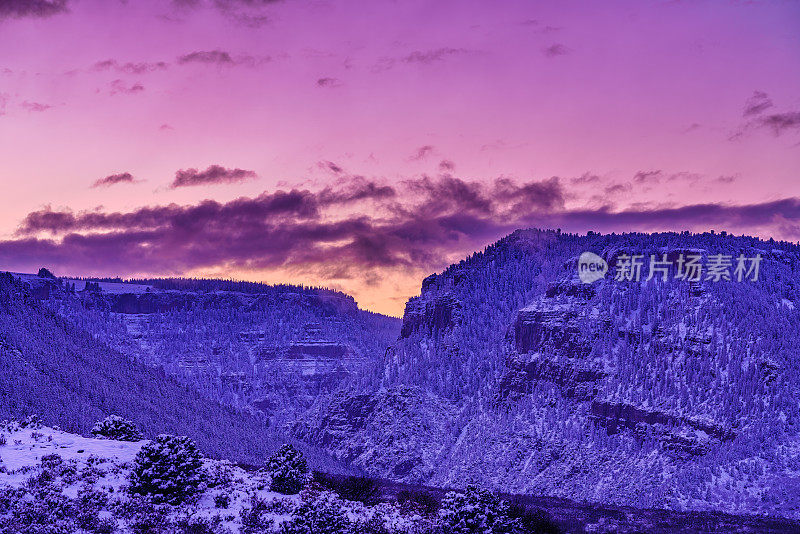 崎岖的雪峡谷在日落