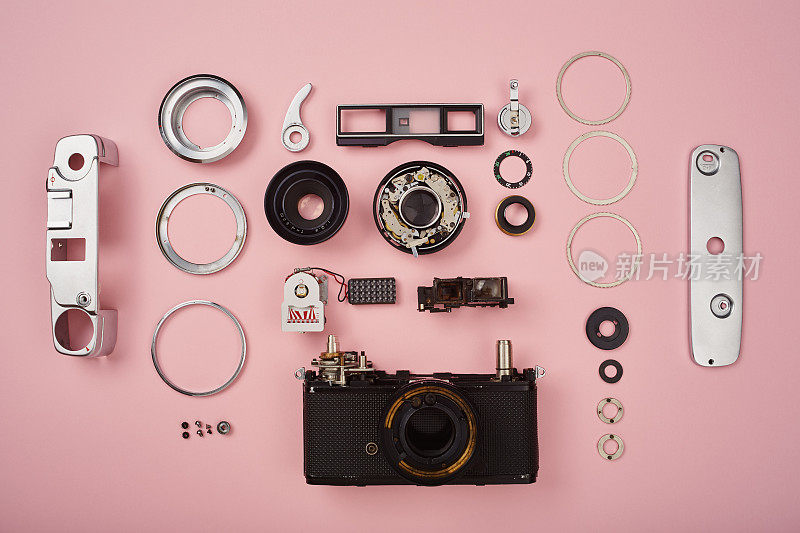 平铺顶视图的零件和组件拆卸的老式胶片相机