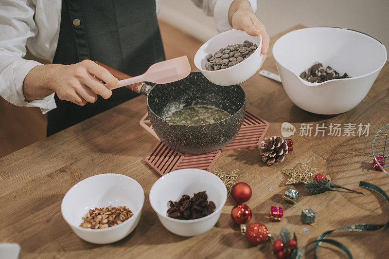 亚洲中式甜点厨师厨师准备和搅拌巧克力配料准备酥饼圣诞庆祝活动