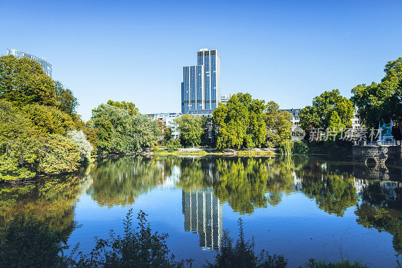 现代商业建筑后面的内城湖在Düsseldorf