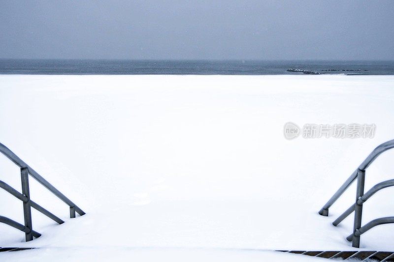 海滩上有暴风雪