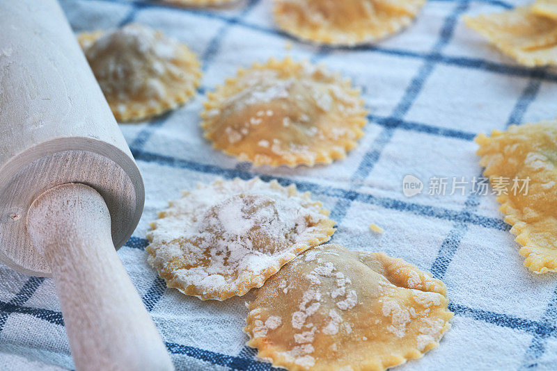 在家庭厨房里准备意大利饺子