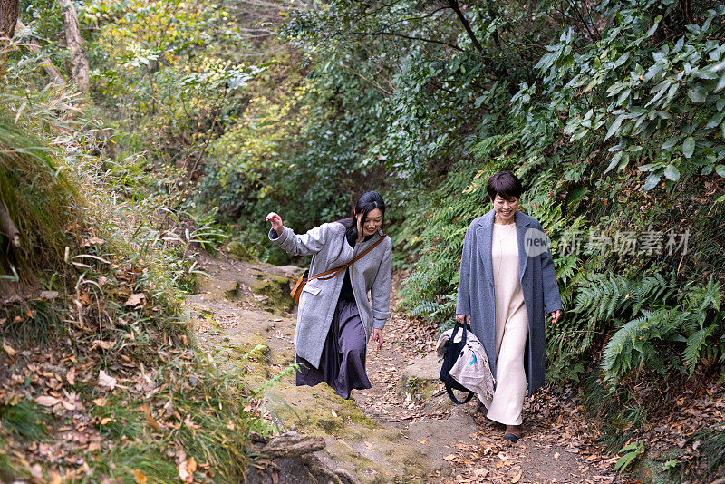 日本女性朋友在秋天徒步旅行