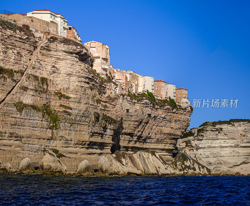 从博尼法乔老城的海边景色，戏剧性地坐落在侵蚀的石灰岩岬上。法国科西嘉岛