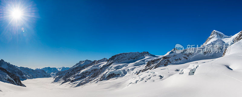 阳光照耀着瑞士阿尔卑斯山脉的皑皑雪峰
