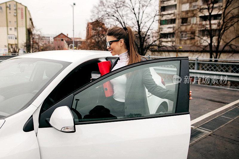 女商人上了车