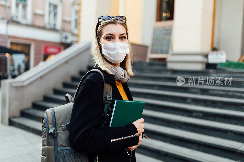 一个漂亮的白人女学生戴着面具的肖像