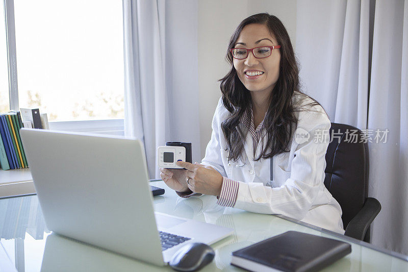 亚洲女医生在远程医疗视频呼叫