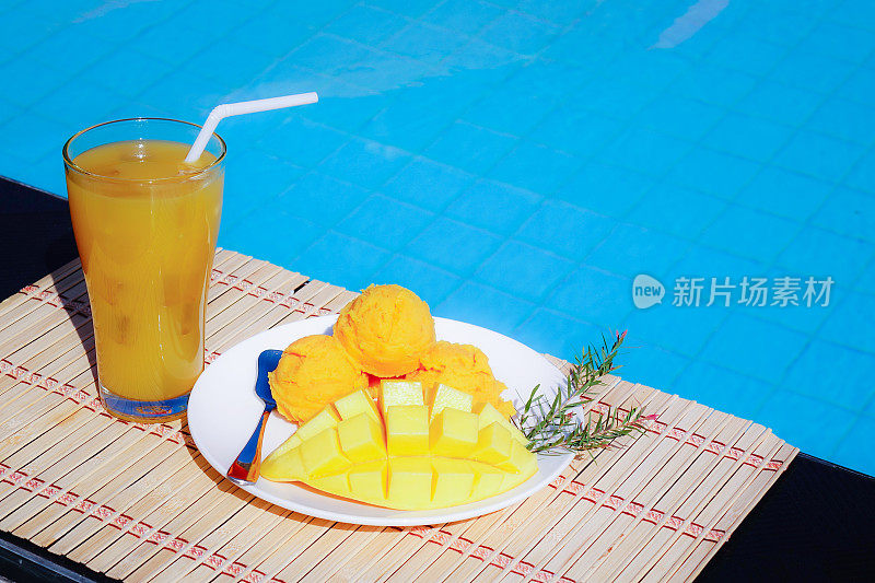 游泳池里有芒果冰淇淋和芒果汁。