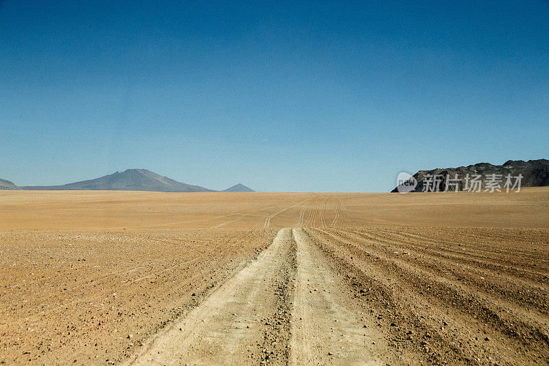 风景优美的道路通过沙漠在Altiplano，玻利维亚