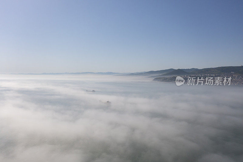 黑海上空的低云。雾在海