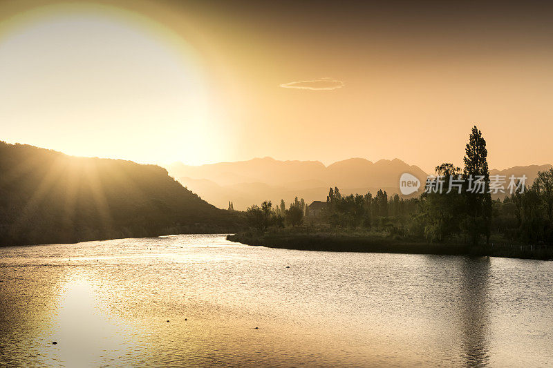 日落在伽利略·维塔莱大坝，圣拉斐尔，门多萨，阿根廷。