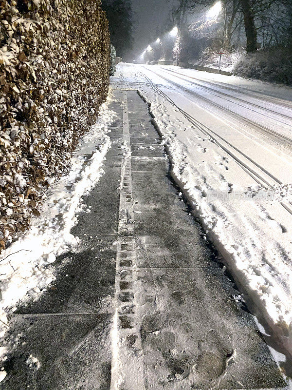 居民区人行道清理积雪。