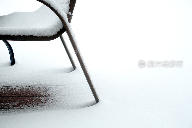 外面雪地里的椅子