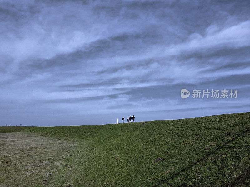 沿着堤岸徒步，冬季景色壮观