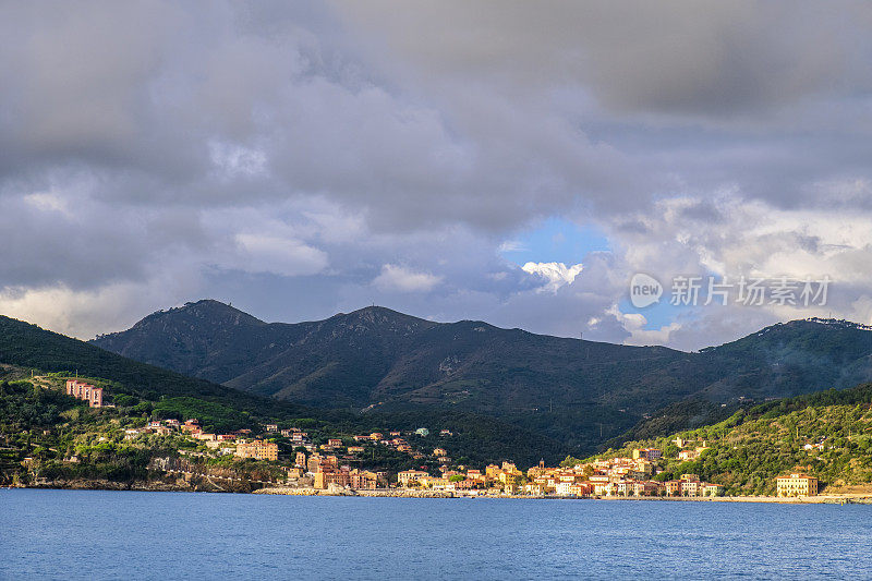 厄尔巴岛，滨海湾(意大利托斯卡纳群岛)