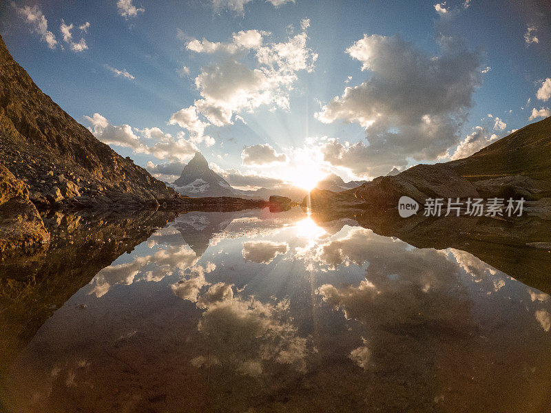 马特洪峰在湖面上的完美倒影