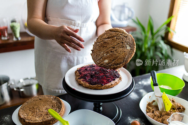 女人在厨房做奶油生日蛋糕特写