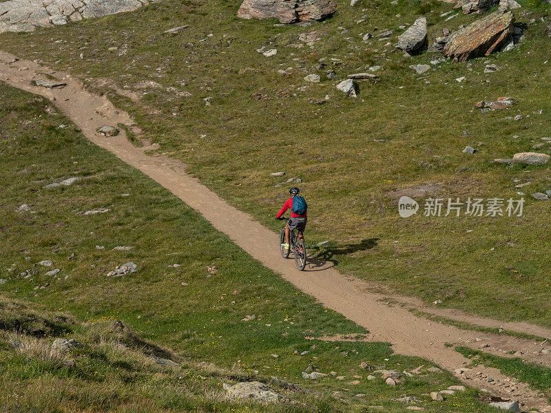 夏天，山地自行车手沿着小路骑行