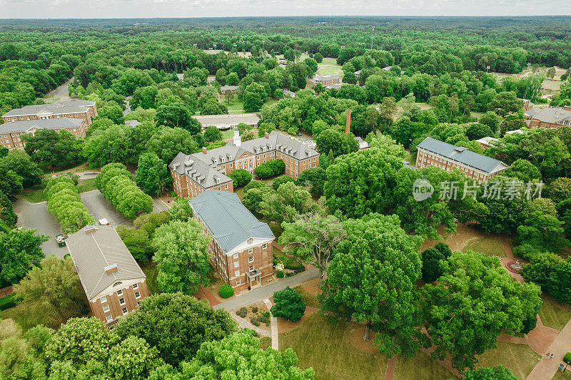 春天的大学校园上空