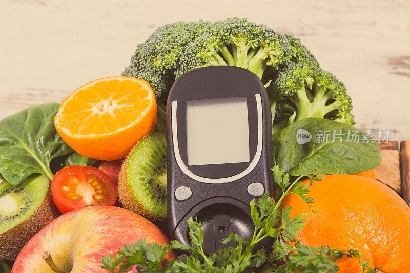 葡萄糖计和水果蔬菜。糖尿病和含有矿物质和维生素的营养食物
