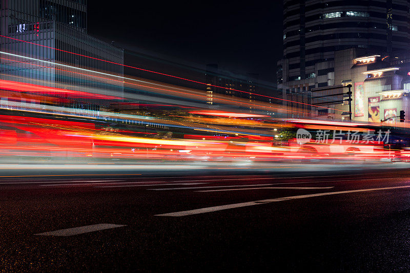 交通高峰期夜晚的城市街景与交通灯