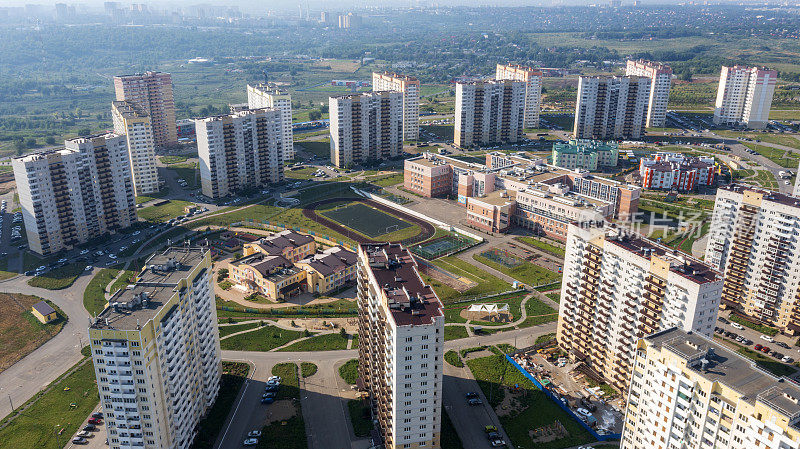 带有游乐场和运动场的现代化区域，“Suvorovsky”住宅综合体，鸟瞰图:俄罗斯，顿河畔罗斯托夫