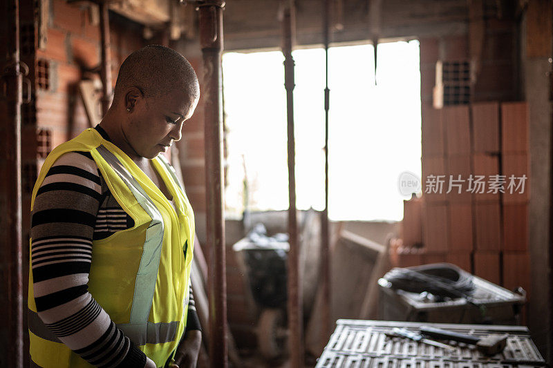 女建筑工人在建筑工地穿著工作服及防护服