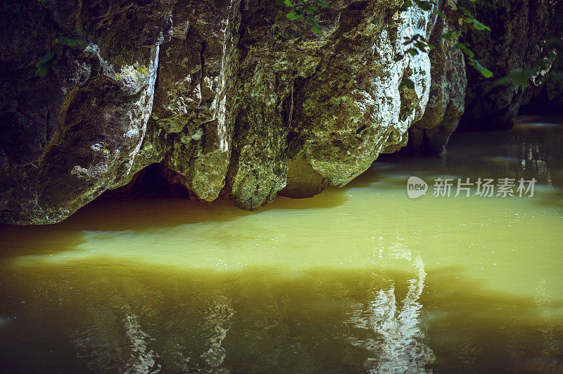 巨大的垂直石墙，下面是河流