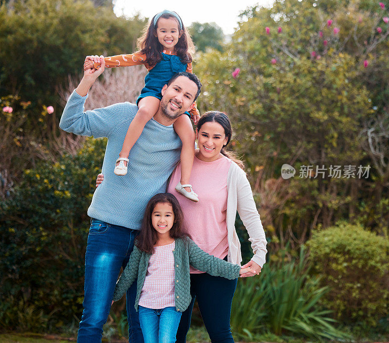 一个年轻的家庭一起在公园里度过时光的镜头