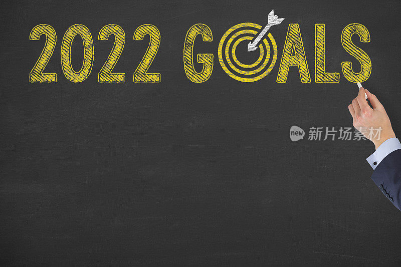 在黑板上书写2022年新年目标