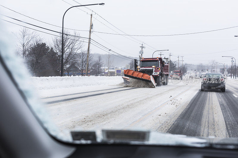 冬季暴风雪高速公路除雪自卸卡车团队