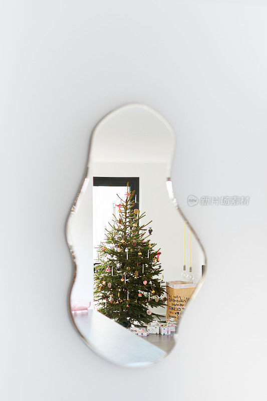 一棵现代装饰的圣诞树，圣诞树下包裹着圣诞礼物
