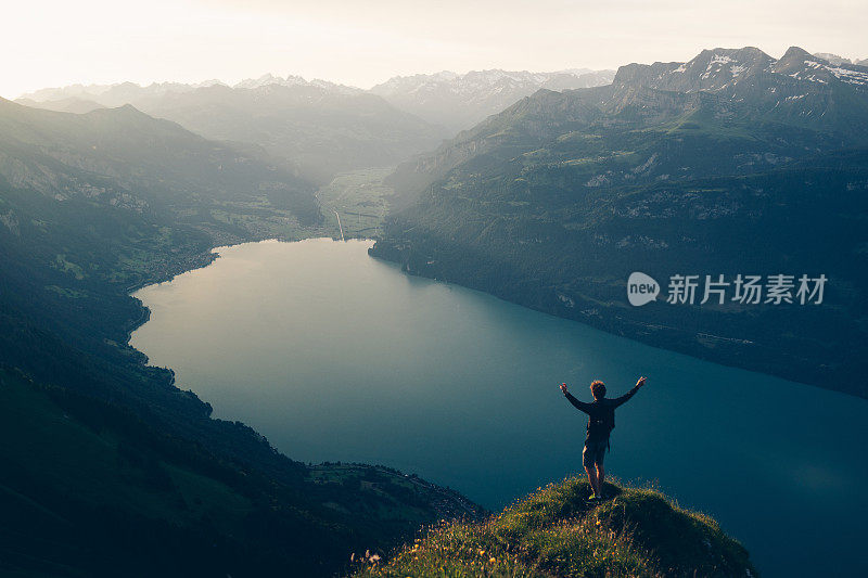 日出时，徒步旅行者在山上的观景点放松