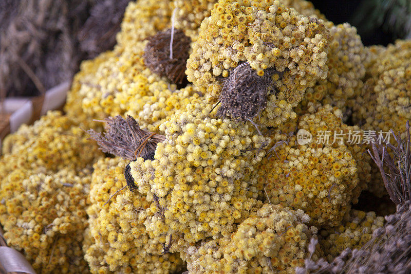 在集市上出售的干黄色装饰花