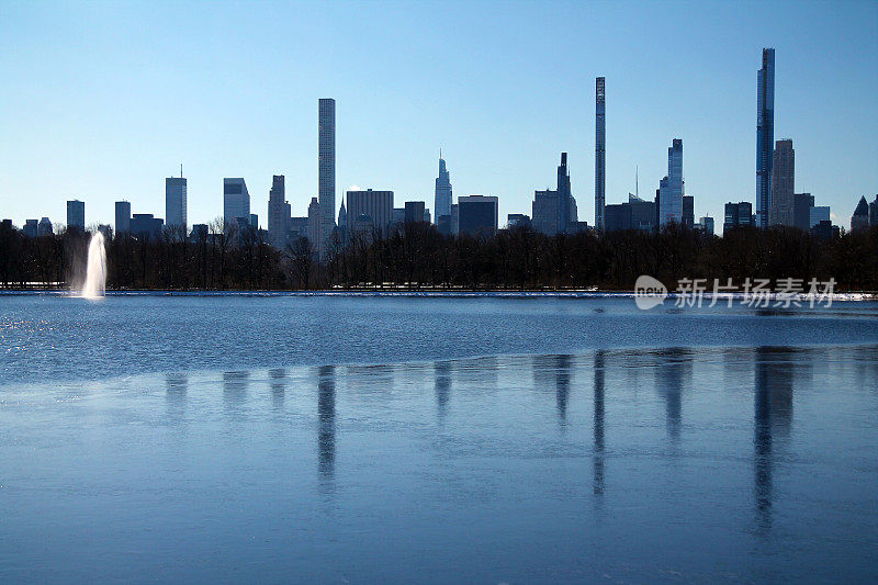 冬天的纽约，这位亿万富翁在中央公园水库后面排着摩天大楼
