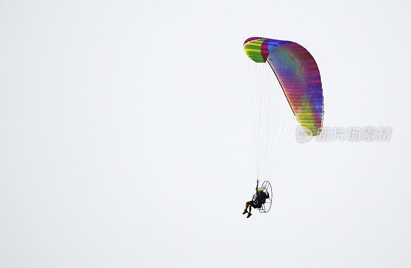 用机动滑翔伞滑翔。五颜六色的滑翔伞在飞行。