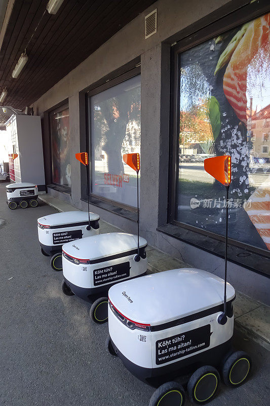 在Pelgulinna区，四台用于送餐的现代自动机器人Starship停在杂货店Selver附近等待。