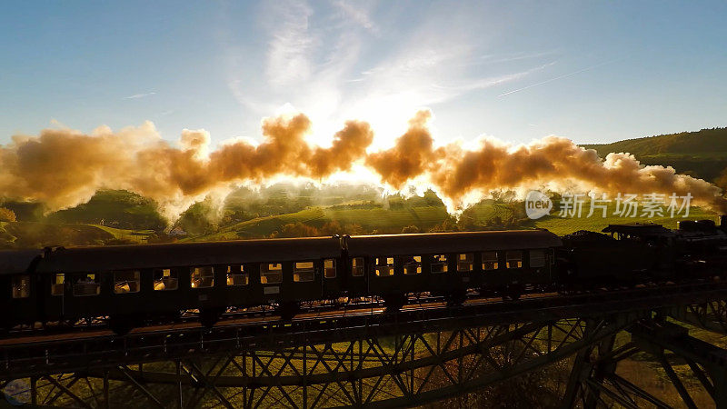 像《哈利·波特》里那样在桥上坐火车。詹姆斯二世人的蒸汽火车经过格伦芬南河