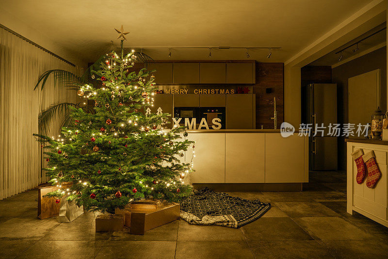 客厅里有圣诞树和礼物