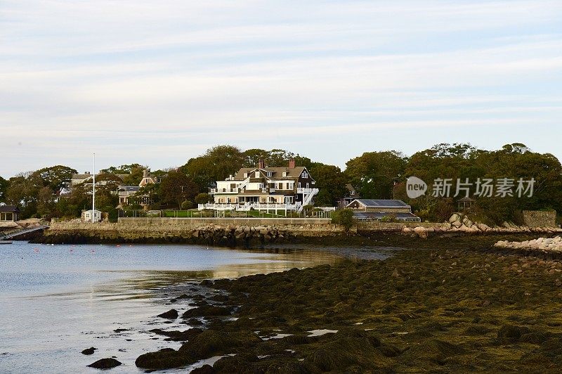 马萨诸塞州多岩石的海岸线