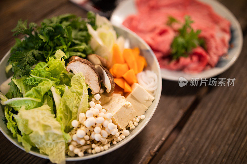 一碗蔬菜和松阪牛肉准备做寿喜烧