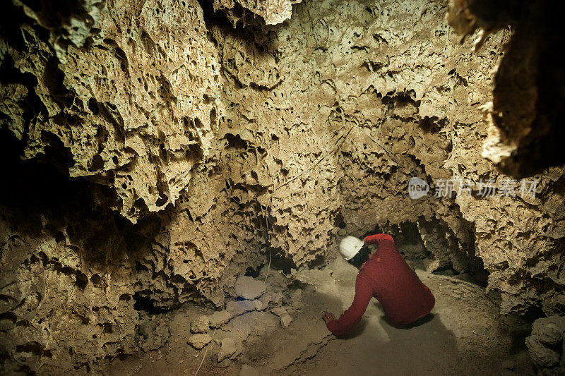 在玻利维亚探索星系洞穴
