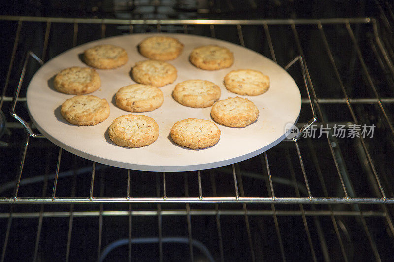 为节日准备的新鲜出炉的饼干。