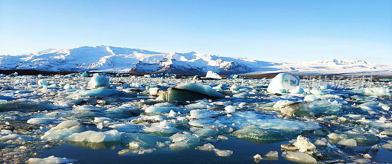 冰岛Jökulsárlón冰川湖的美丽寒冷的景观全景图