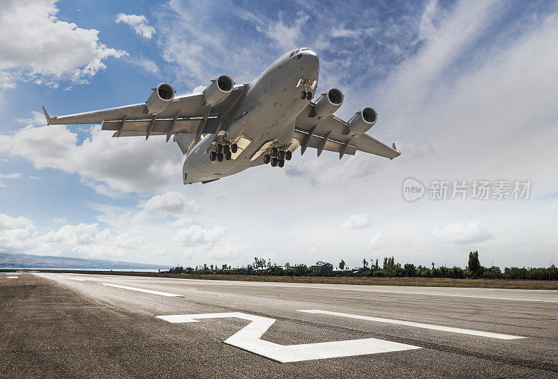 C-17全球霸王军用运输机起飞